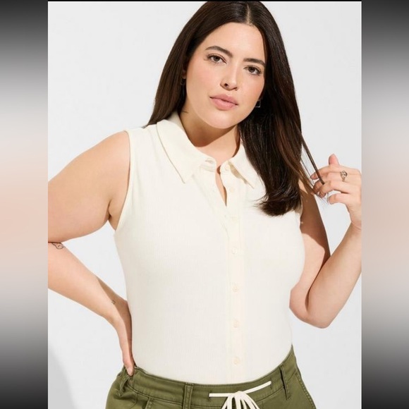 torrid Tops - Torrid NEW Size 3 or 3X Pristine Cream Rib V Neck Collared Button Up Crop Tank